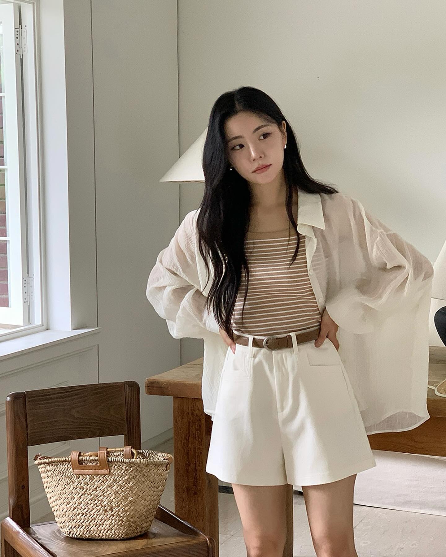 Trang phục màu trắng - be mùa này đẹp khó cưỡng: Cứ mặc lên là thành nàng thơ dịu dàng, tinh tế- Ảnh 2.