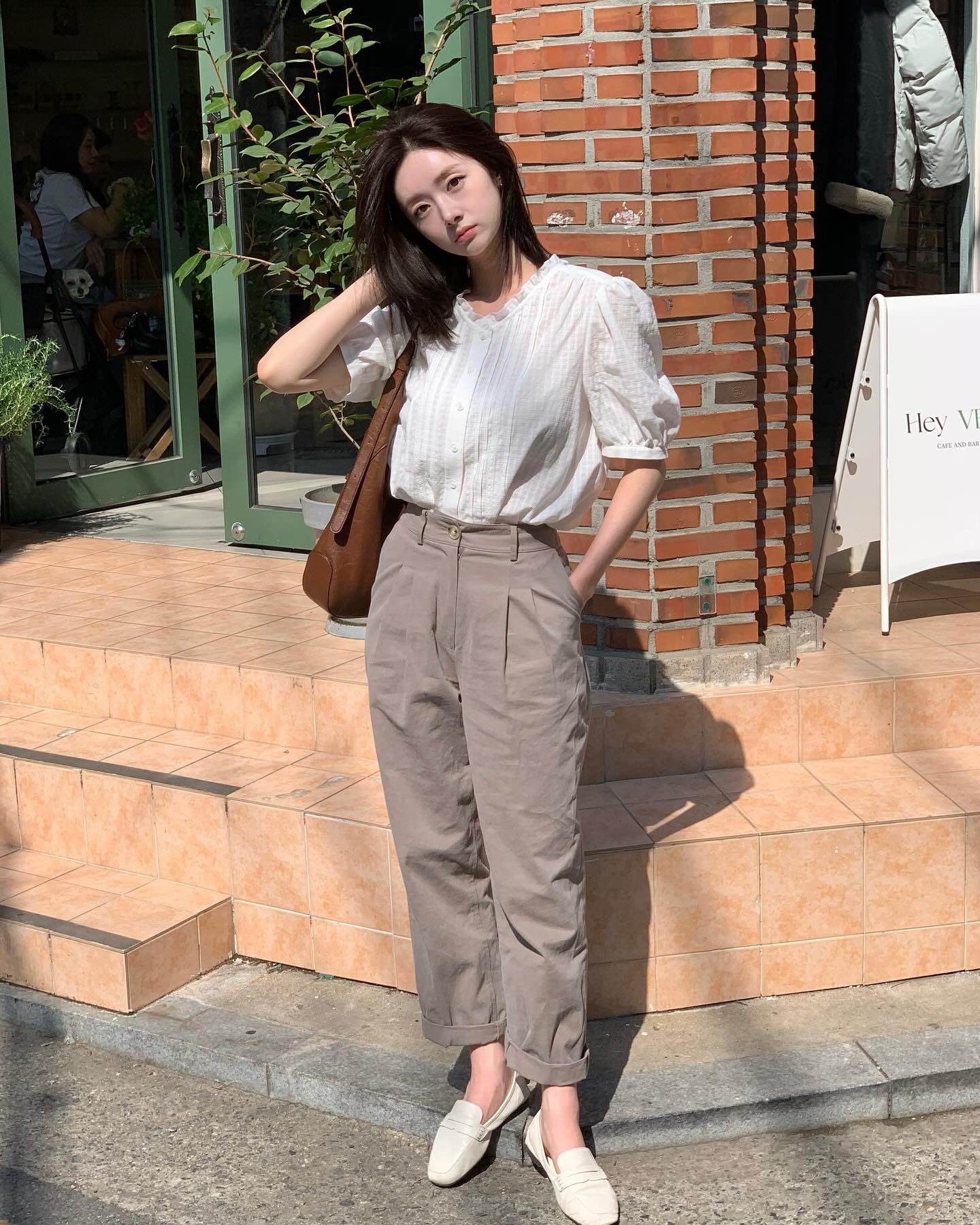 Trang phục màu trắng - be mùa này đẹp khó cưỡng: Cứ mặc lên là thành nàng thơ dịu dàng, tinh tế- Ảnh 3.