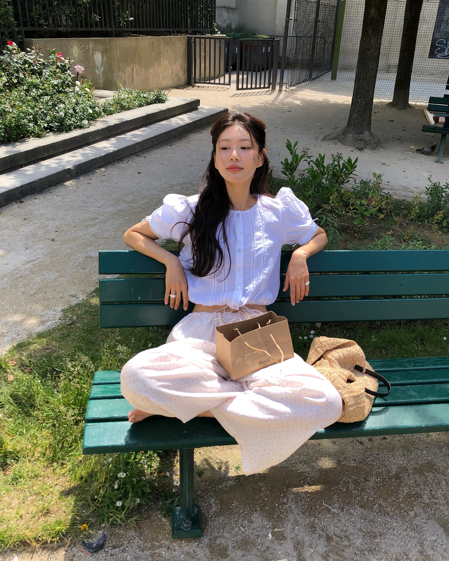 Trang phục màu trắng - be mùa này đẹp khó cưỡng: Cứ mặc lên là thành nàng thơ dịu dàng, tinh tế- Ảnh 4.