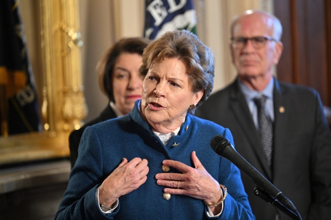 Bà Jeanne Shaheen, 1 trong 8 thượng nghị sĩ phe Dân chủ chấp nhận thỏa hiệp với đảng Cộng hòa trong dự luật mở cửa lại chính phủ, phát biểu tại Washington hồi đầu năm. Ảnh: Reuters