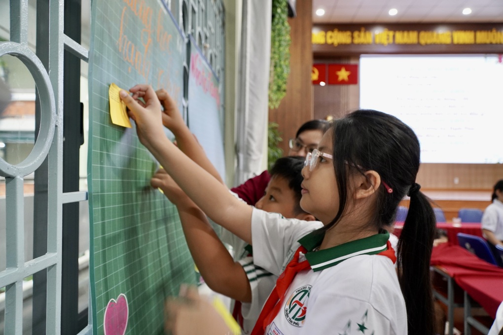 Cho thôi việc giáo viên dùng thước đánh học sinh: Không thể nói đánh nhẹ - 4