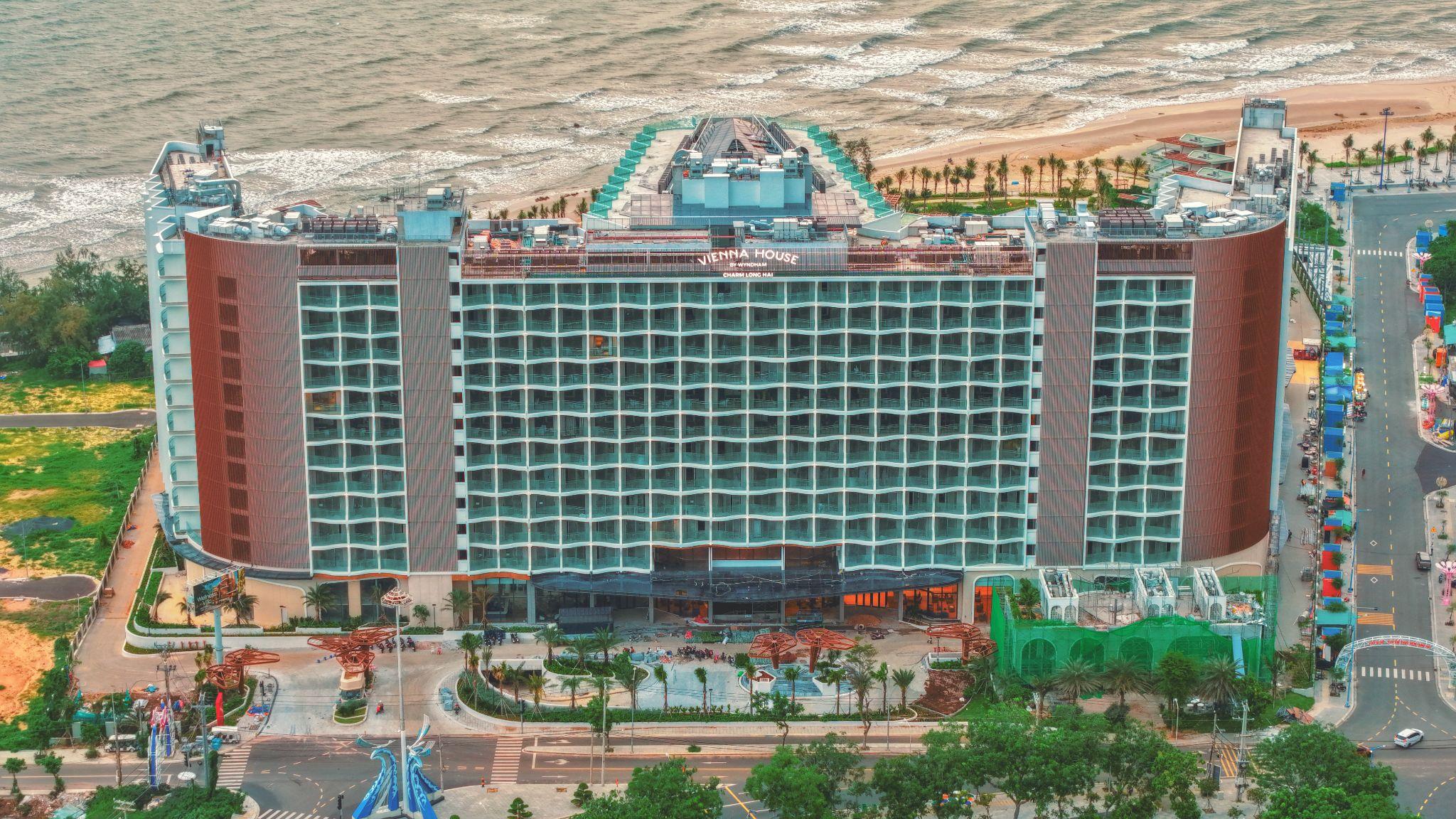 Điểm mặt các điểm du lịch biển hưởng lợi lớn khi sân bay Long Thành vận hành 3 Diện mạo mặt ngoài của Charm Resort Long Hải