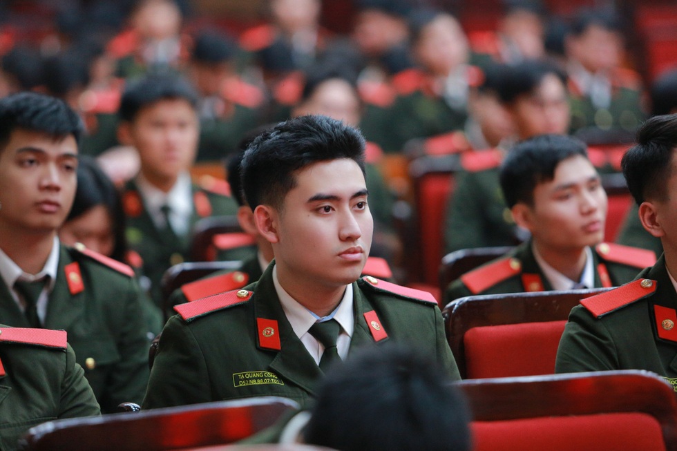 Thủ khoa tốt nghiệp Học viện An ninh với gần 80 danh hiệu khen thưởng - 9