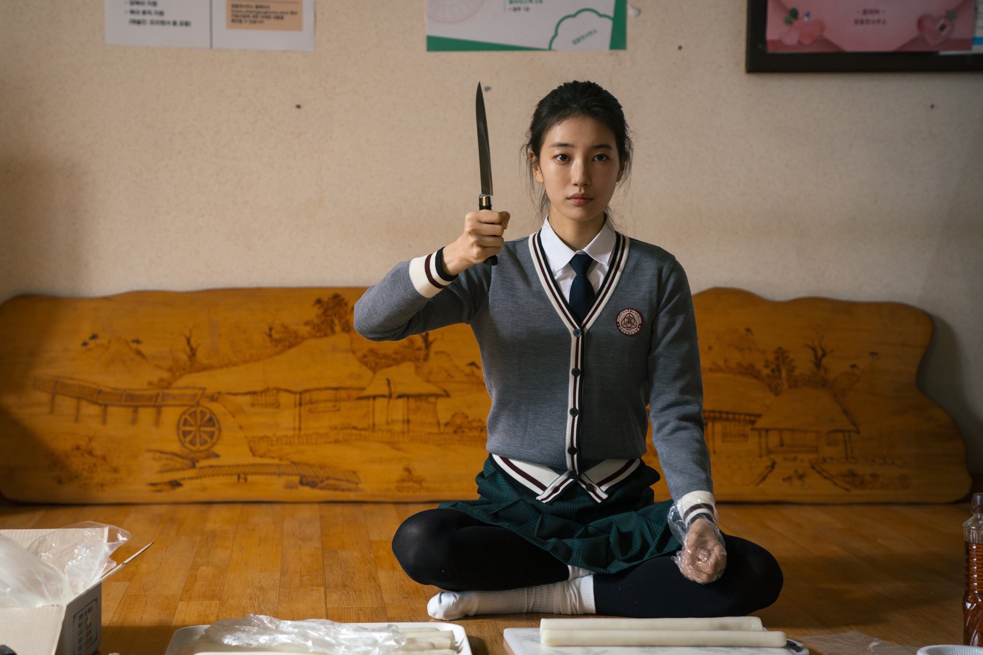 1762905121 25 Suzy song dua vao nhan sac mai khong biet ngai