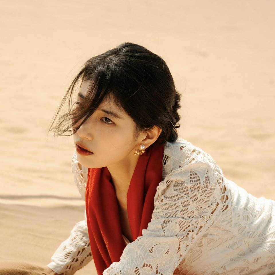 1762905124 930 Suzy song dua vao nhan sac mai khong biet ngai