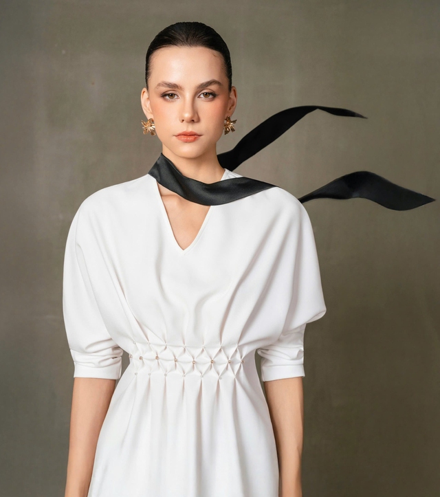 Trở nên thời thượng chỉ với một chiếc váy trắng, đen 2 Trở nên thời thượng chỉ với một chiếc váy trắng, đen - Ảnh 2.