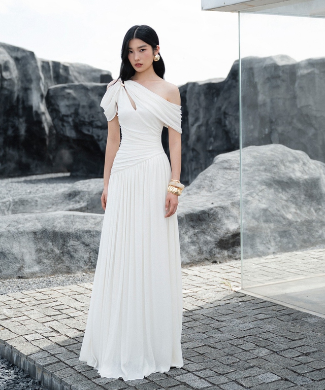 Trở nên thời thượng chỉ với một chiếc váy trắng, đen 3 Trở nên thời thượng chỉ với một chiếc váy trắng, đen - Ảnh 3.