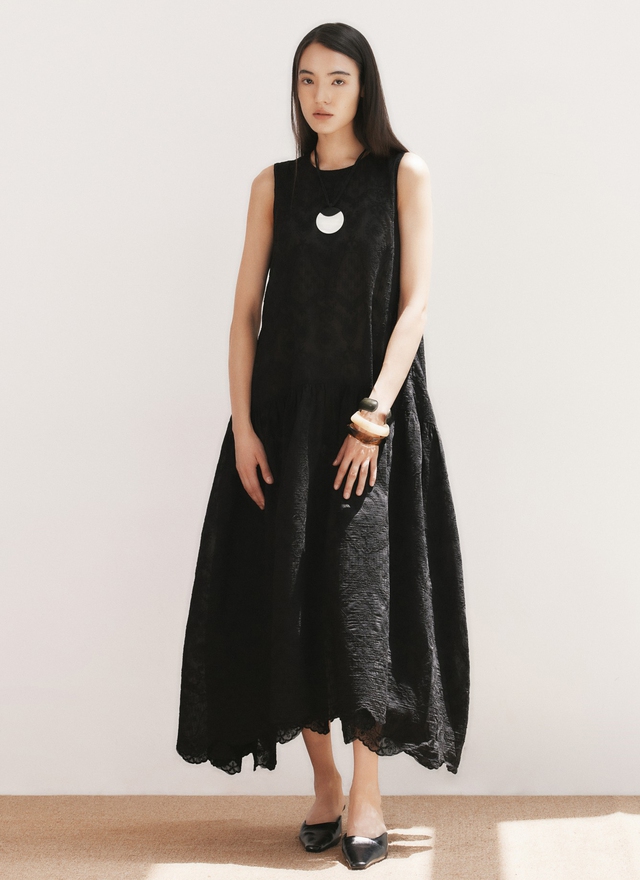 Trở nên thời thượng chỉ với một chiếc váy trắng, đen 8 Trở nên thời thượng chỉ với một chiếc váy trắng, đen - Ảnh 8.