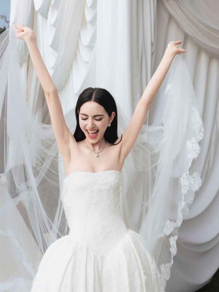 Diễn viên nói khoảnh khắc diện váy cưới đánh dấu cột mốc ý nghĩa nhất cuộc đời cô.