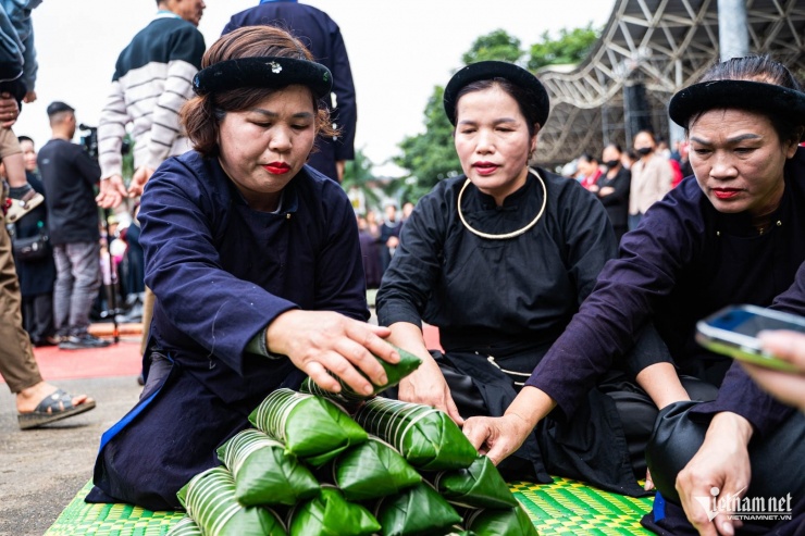  Hằng năm, bà Mùi (ngoài cùng bên trái) đều tham gia thi gói bánh chưng đen trong Lễ hội mùa vàng Bắc Sơn nên có nhiều kinh nghiệm