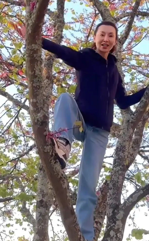 Mạn Ngọc hạnh phúc khi trèo cây như thuở bé. Ảnh: Red Note