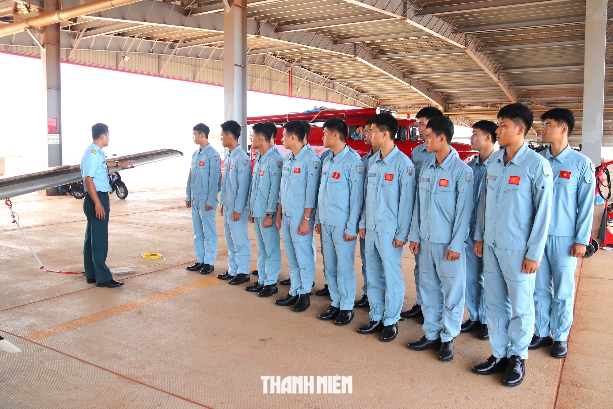 Cận cảnh Trung đoàn 920 đào tạo phi công ở sân bay Phan Thiết - Ảnh 2.
