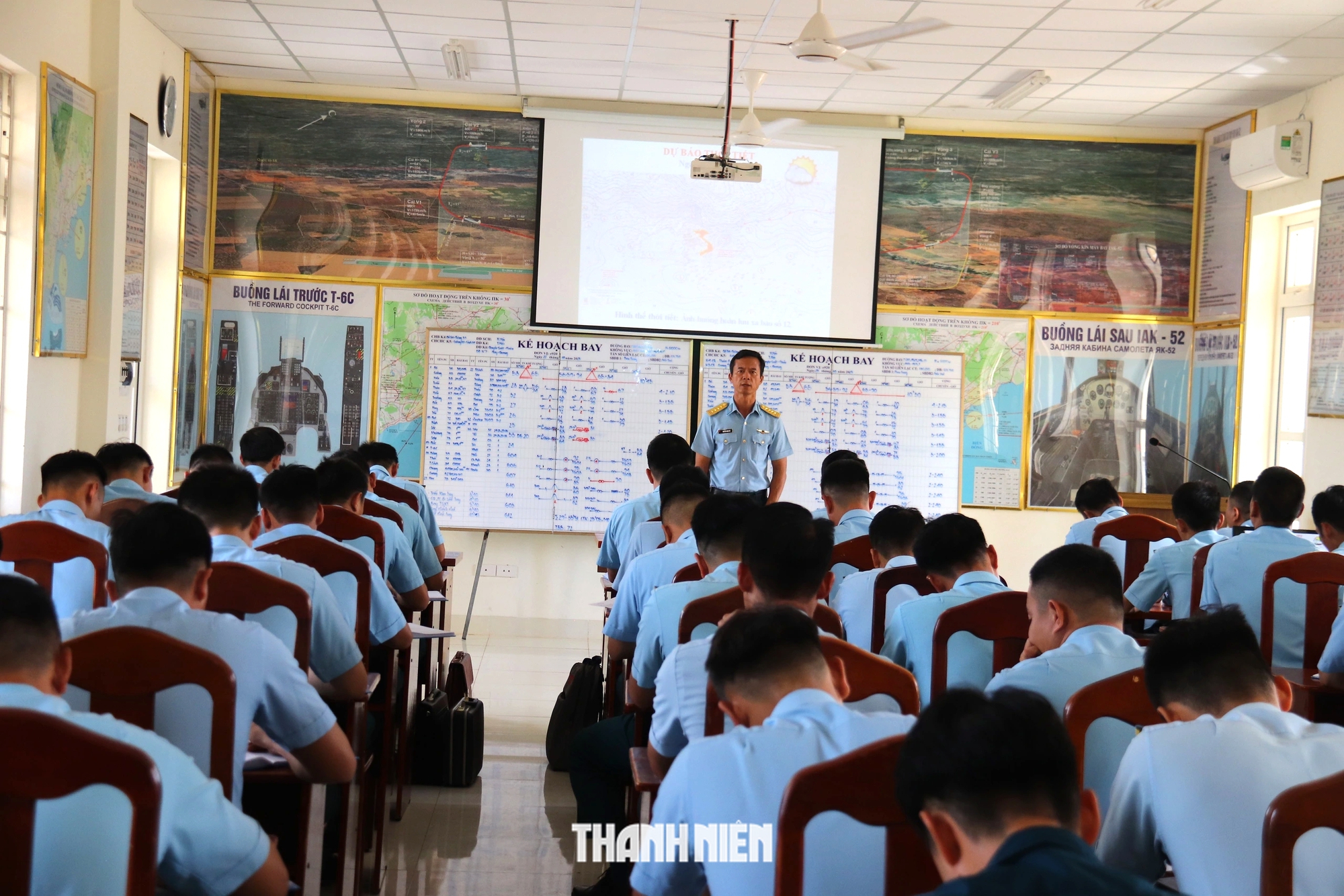 Cận cảnh Trung đoàn 920 đào tạo phi công ở sân bay Phan Thiết - Ảnh 8.