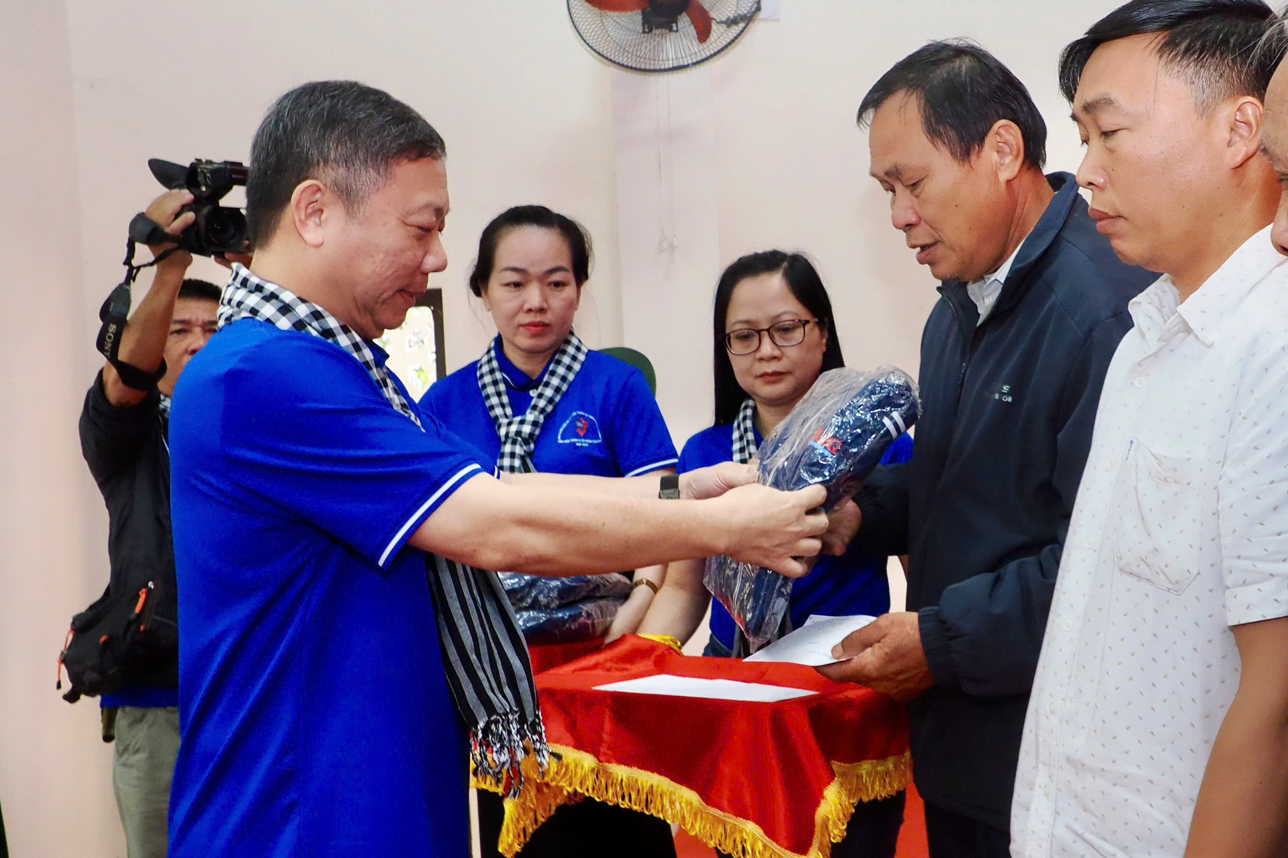 Đoàn cán bộ tuyên giáo và dân vận, báo chí - xuất bản TP HCM tặng quà cho các hộ dân tỉnh Thái Nguyên - Ảnh 2.