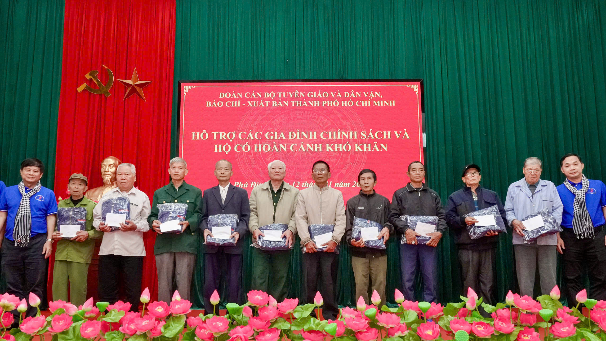 Đoàn cán bộ tuyên giáo và dân vận, báo chí - xuất bản TP HCM tặng quà cho các hộ dân tỉnh Thái Nguyên - Ảnh 6.