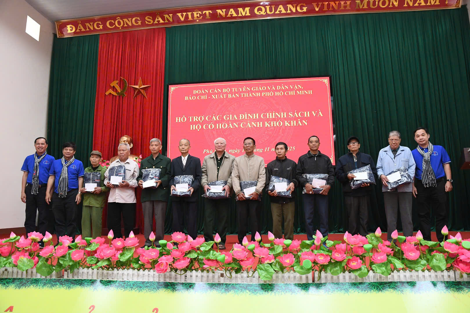 Đoàn tuyên giáo - báo chí TP.HCM tặng quà cho gia đình chính sách, hộ khó khăn tại Thái Nguyên - Ảnh 2.