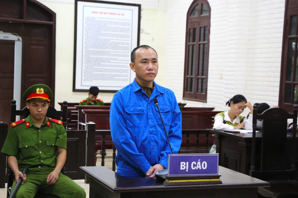 Bắt khai nhận mình chỉ học hết lớp 8 rồi lên TP.HCM để làm ăn và lừa đảo. Ảnh: MINH TRƯỜNG no-chanh-an-tand-tp-hcm.JPG