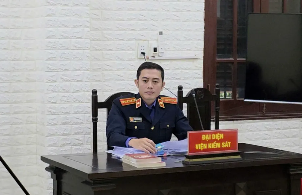 Kiểm sát viên làm rõ vai trò của những người liên quan trong việc chạy án. Ảnh: MINH TRƯỜNG kiem-sat-vien.jpg