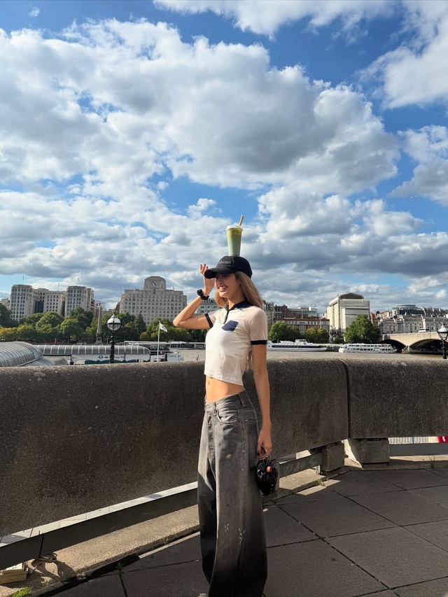 Bản phối denim và mũ lưỡi trai: Cặp đôi ‘bất bại’ của thời trang đường phố - Ảnh 2.