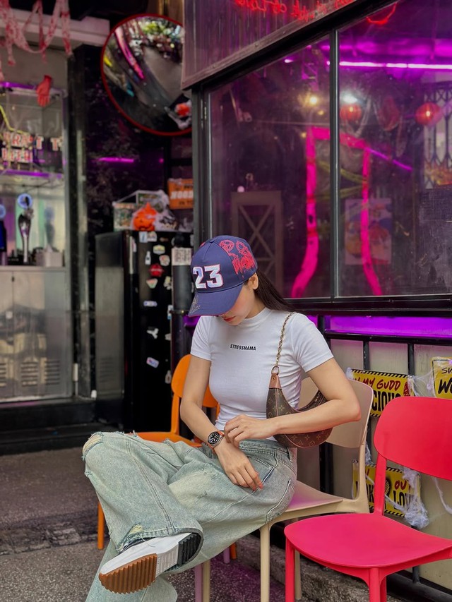 Bản phối denim và mũ lưỡi trai: Cặp đôi ‘bất bại’ của thời trang đường phố - Ảnh 3.