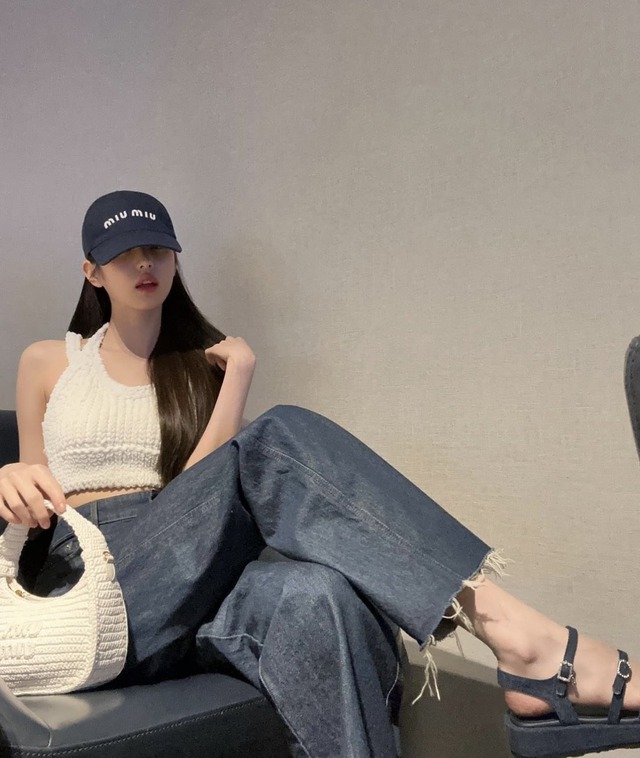 Bản phối denim và mũ lưỡi trai: Cặp đôi ‘bất bại’ của thời trang đường phố - Ảnh 6.