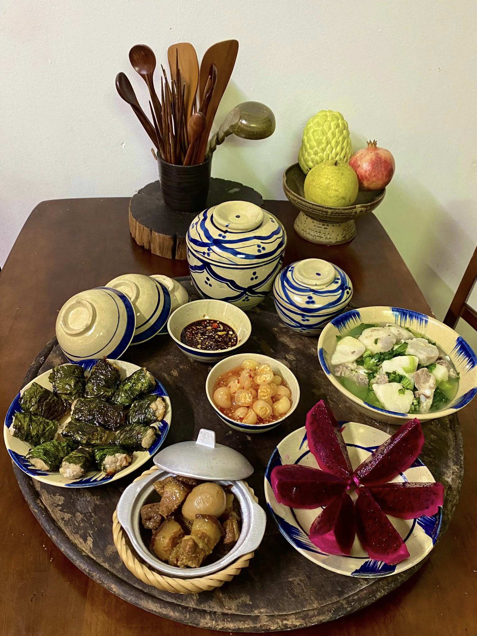 Canh xương khoai sọ - Thịt ba chỉ kho trứng - Chả lá xương xông - Cà pháo dầm mắm