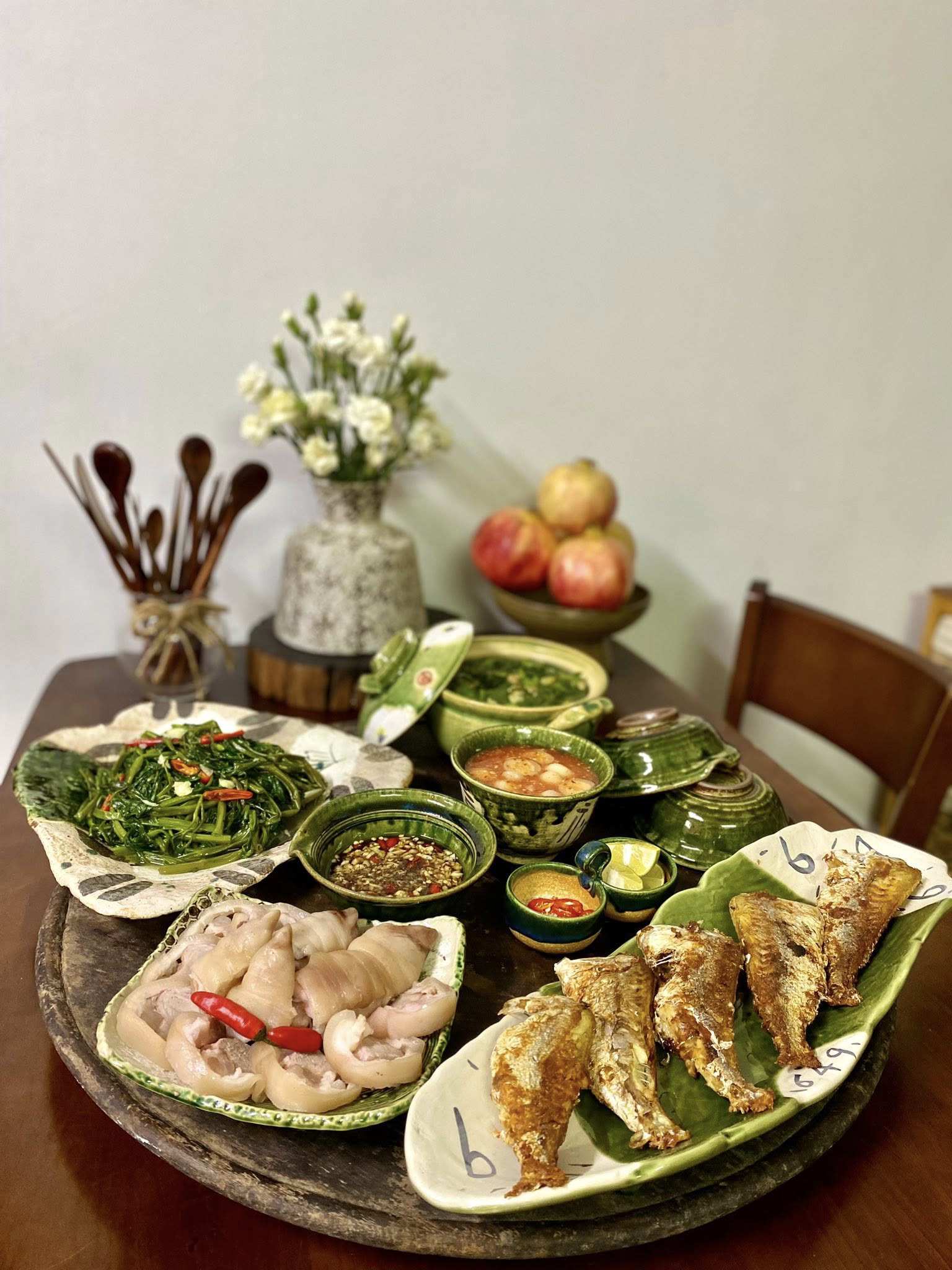 Cá hồng phèn chiên giòn - Chân giò luộc - Rau muống xào tỏi - Canh mùng tơi nấu ngao