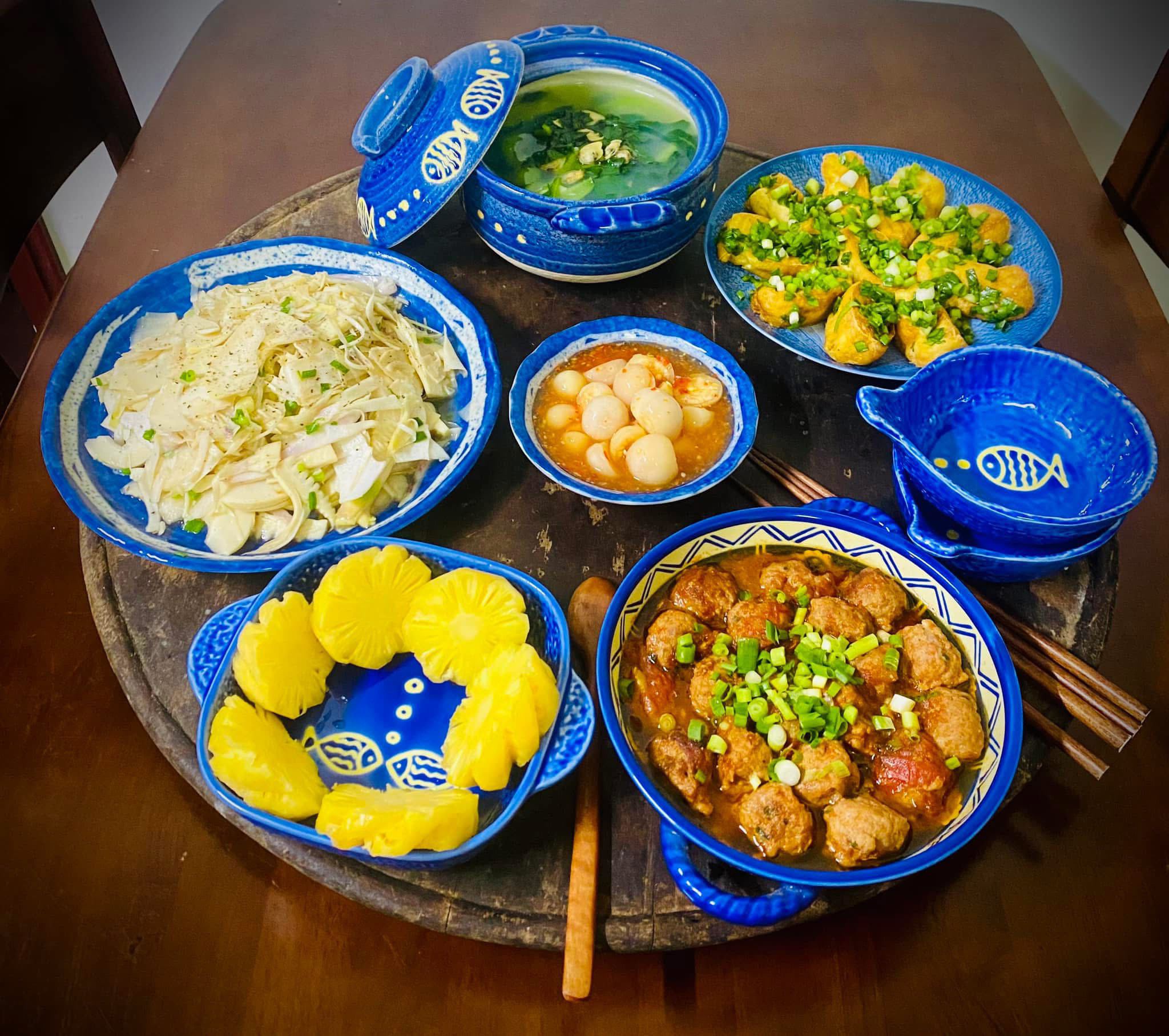 Canh ngao mùng tơi mướp - Măng vầu xào tỏi - Đậu tẩm hành - Xá xíu thịt bằm sốt cà chua