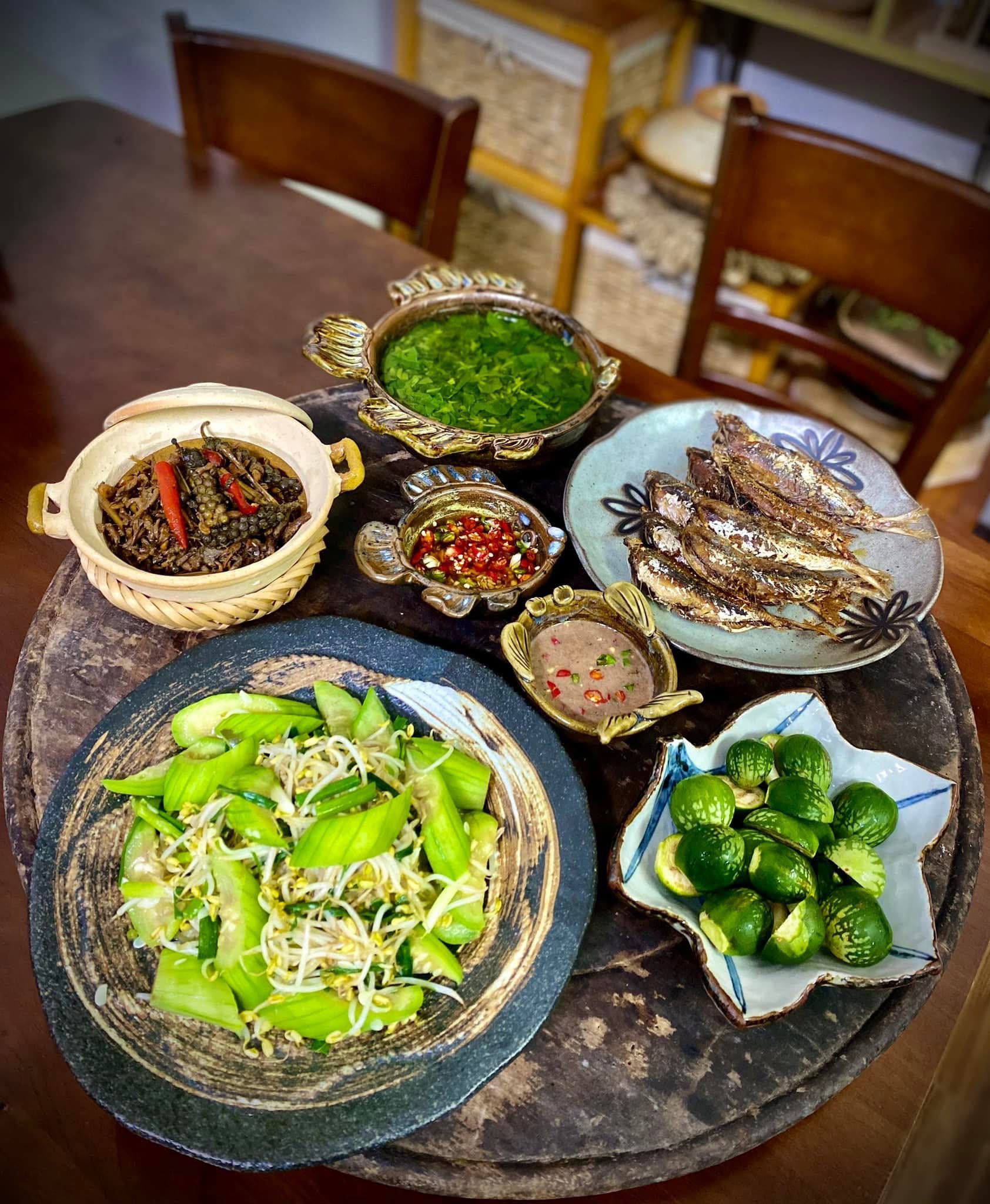 Cá nục chiên chấm mắm tỏi - Mướp xào giá - Cá bống kho tiêu - Canh mùng tơi - Cà ngọt chấm mắm tôm