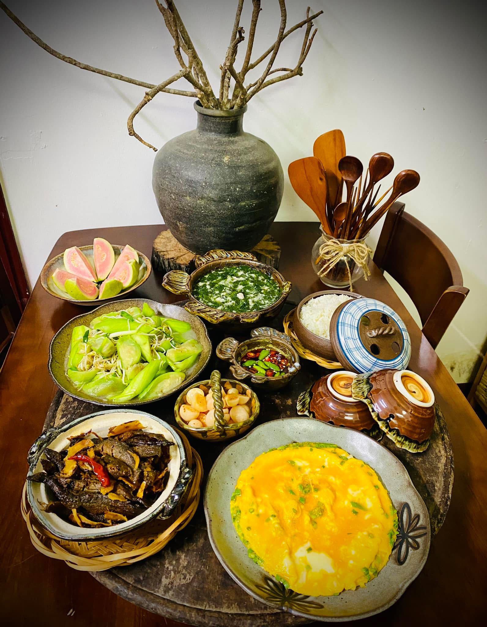 Cá trạch kho tiêu - Canh cải nấu thịt băm - Trứng rán - Mướp xào giá