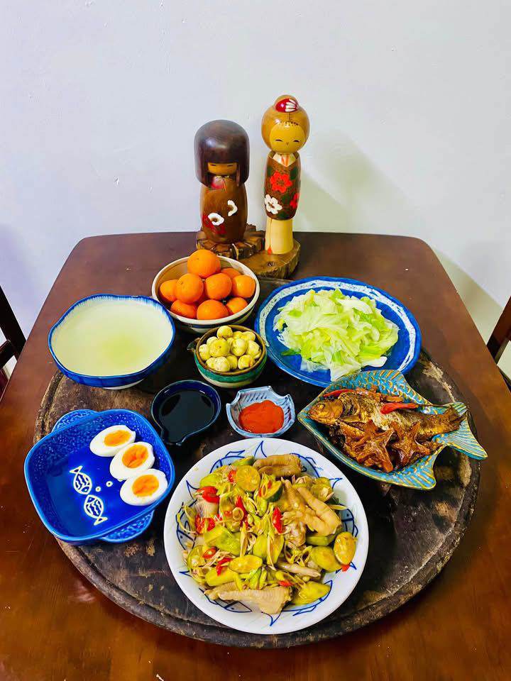 Cá diếc kho khế - Chân gà xả tắc - Bắp cải luộc chấm trứng