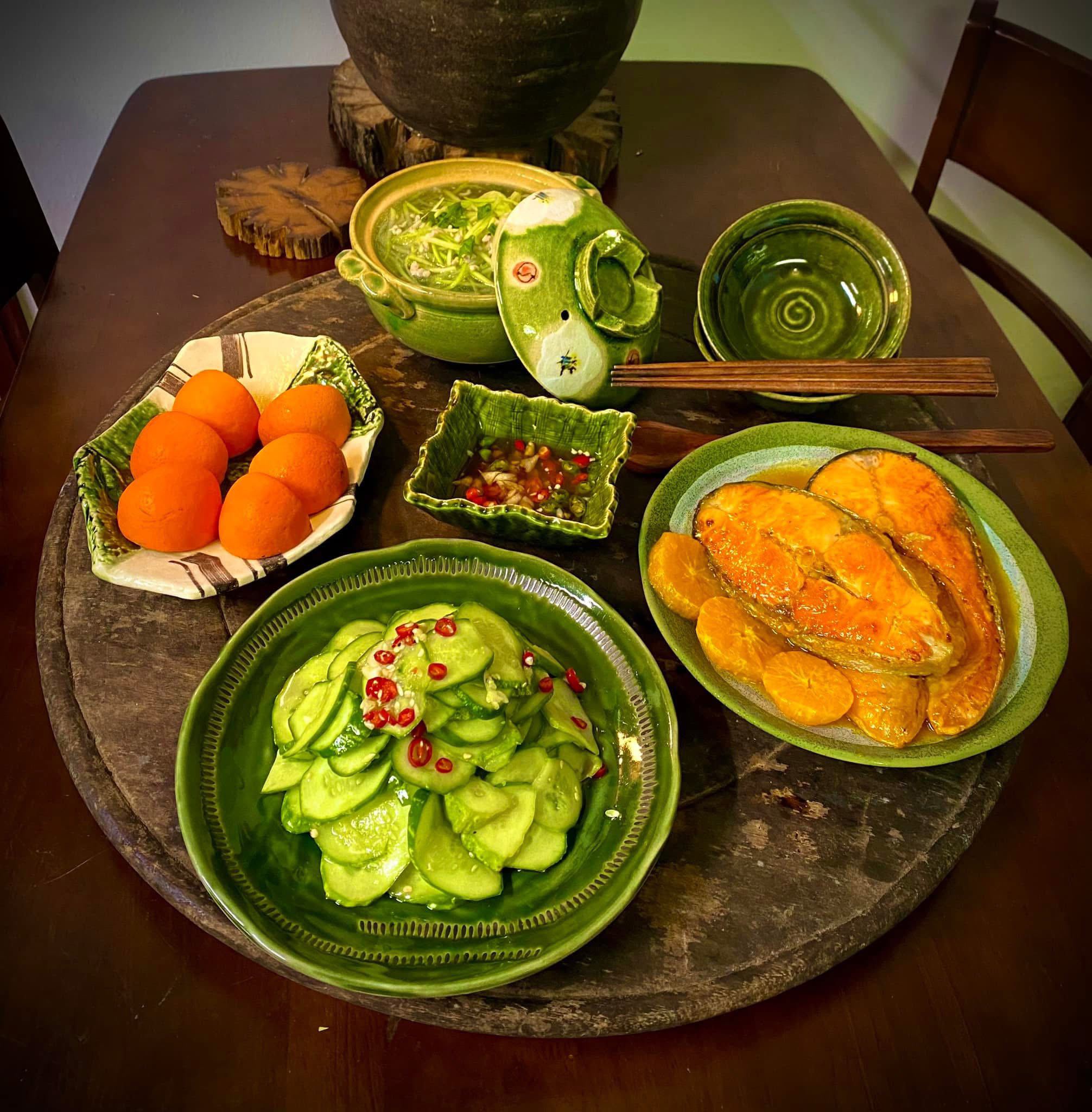 Canh bầu - Cá hồi sốt cam - Nộm dưa chuột