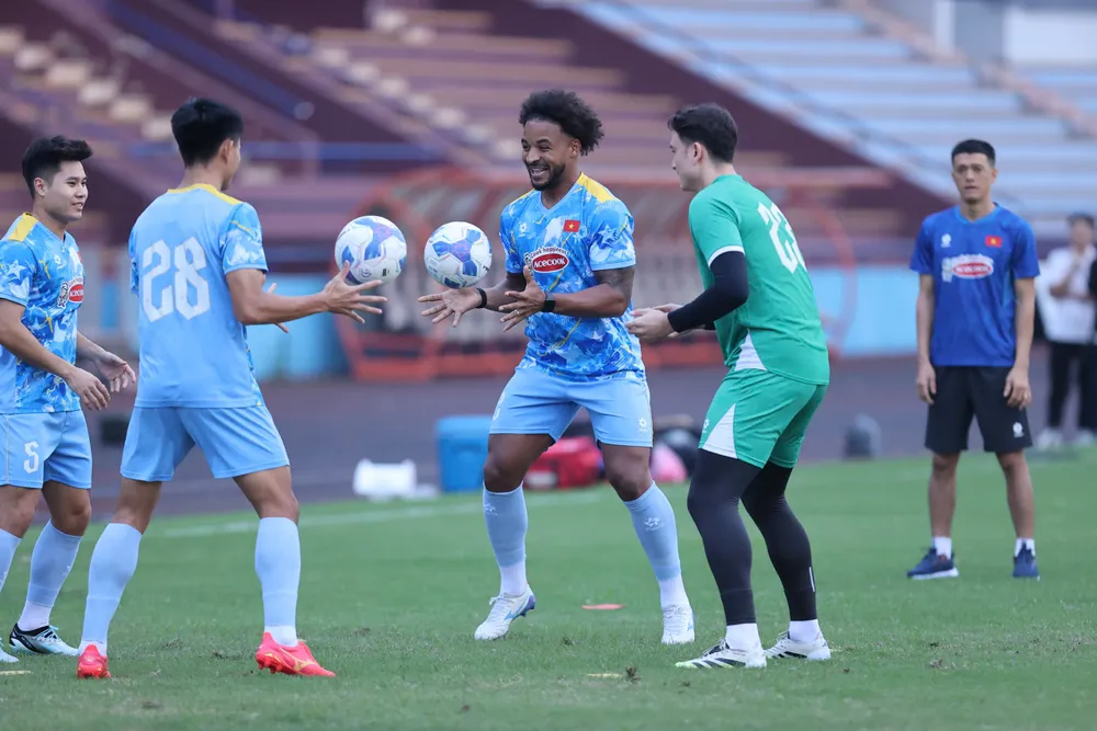 nguyen-xuan-son-ra-san-tuyen-lao-xin-doi-lich-dau-asian-cup (1).jpg