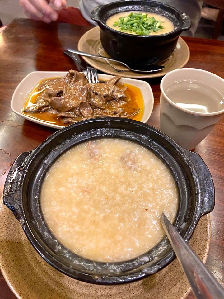 Cháo sườn niêu ăn kèm topping