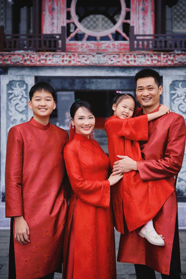 Sao Việt 24h: Lệ Quyên được khen mặt mộc trẻ hơn người tình kém 12 tuổi, tay trong tay đẹp đôi khiến dân tình chú ý - 4