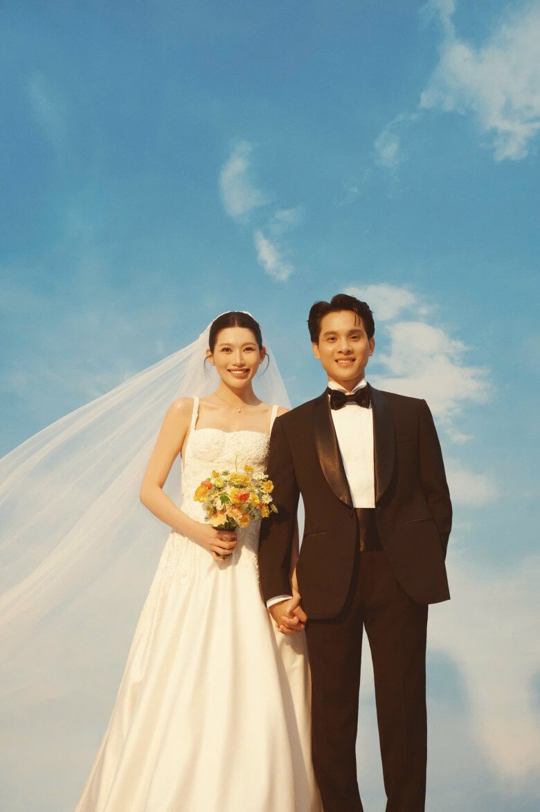 Sao Việt 24h: Lệ Quyên được khen mặt mộc trẻ hơn người tình kém 12 tuổi, tay trong tay đẹp đôi khiến dân tình chú ý - 11