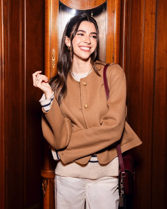  Trẻ hóa phong cách mùa đông với áo khoác dáng ngắn - Ảnh 4.