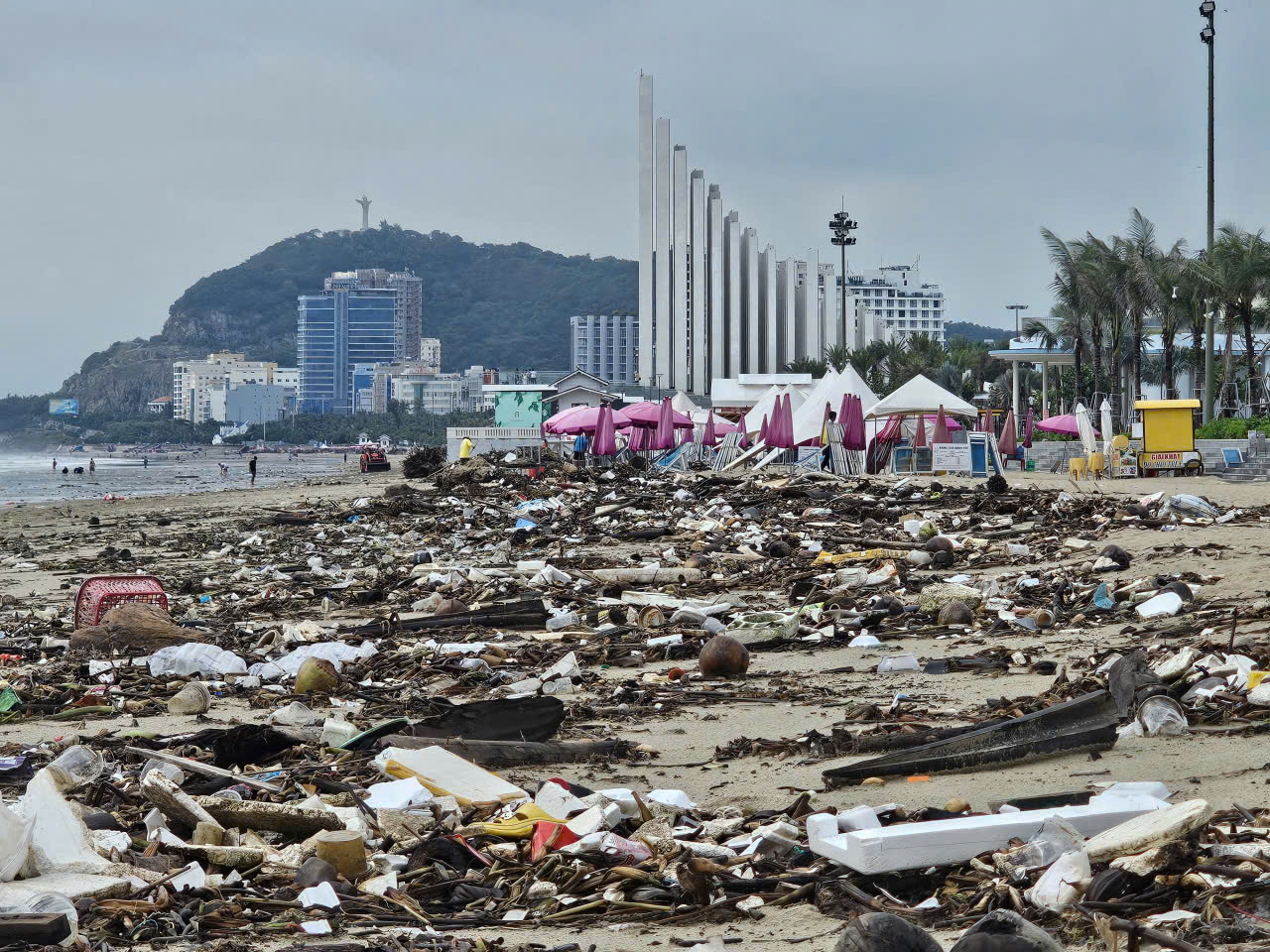 Rác đại dương tấn công Bãi Sau Vũng Tàu Sau công viên nghìn tỉ đồng - Ảnh 3.