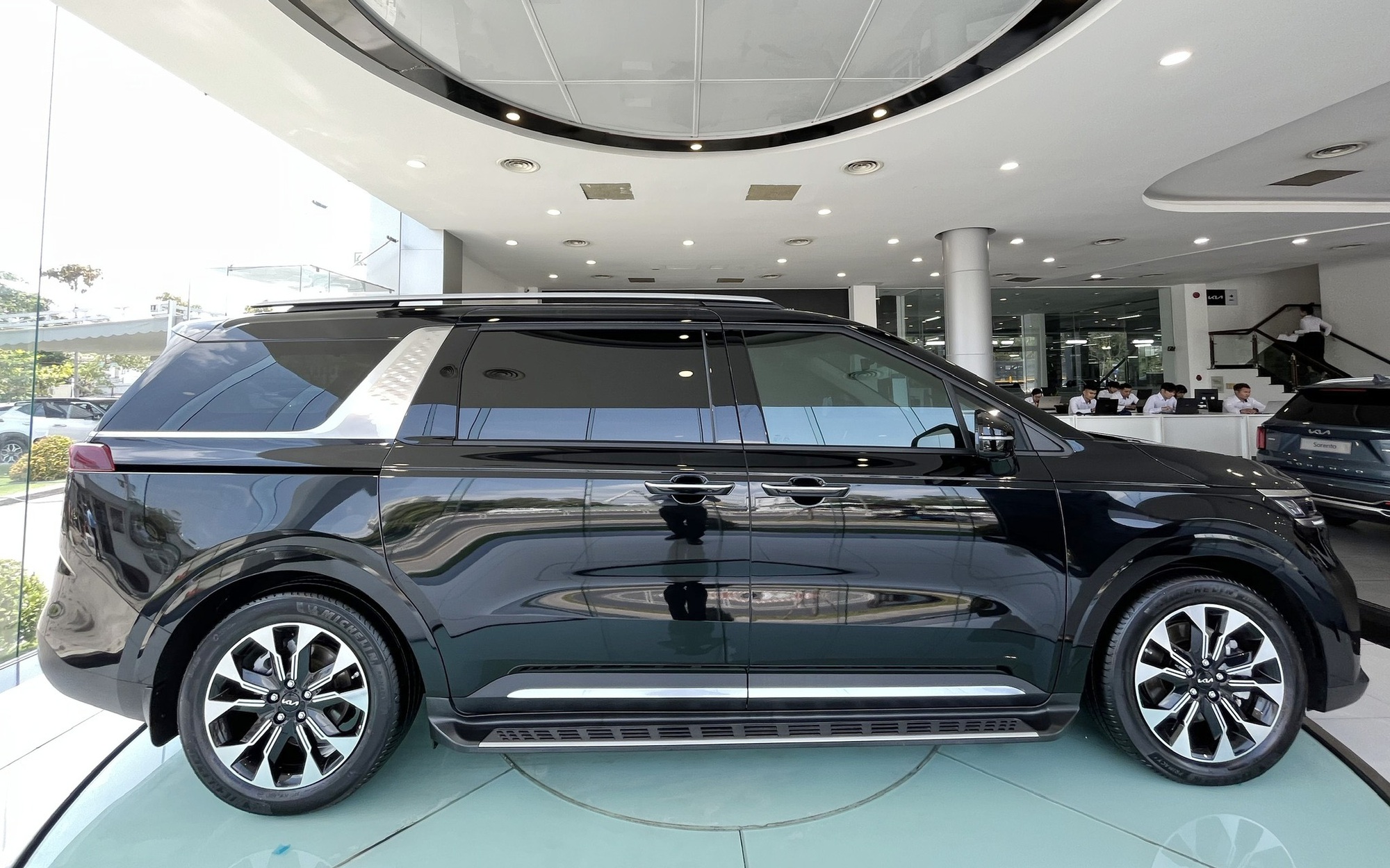 Kia Carnival - Ảnh 2.