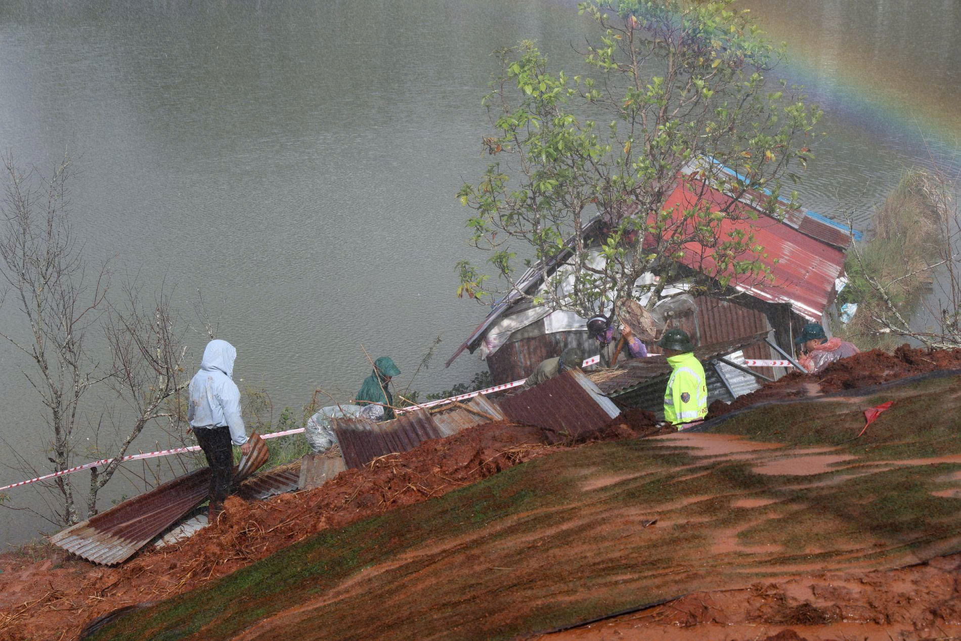 Lâm Đồng: 500 người tham gia diễn tập phòng thủ dân sự tại hồ Tuyền Lâm - Ảnh 4.