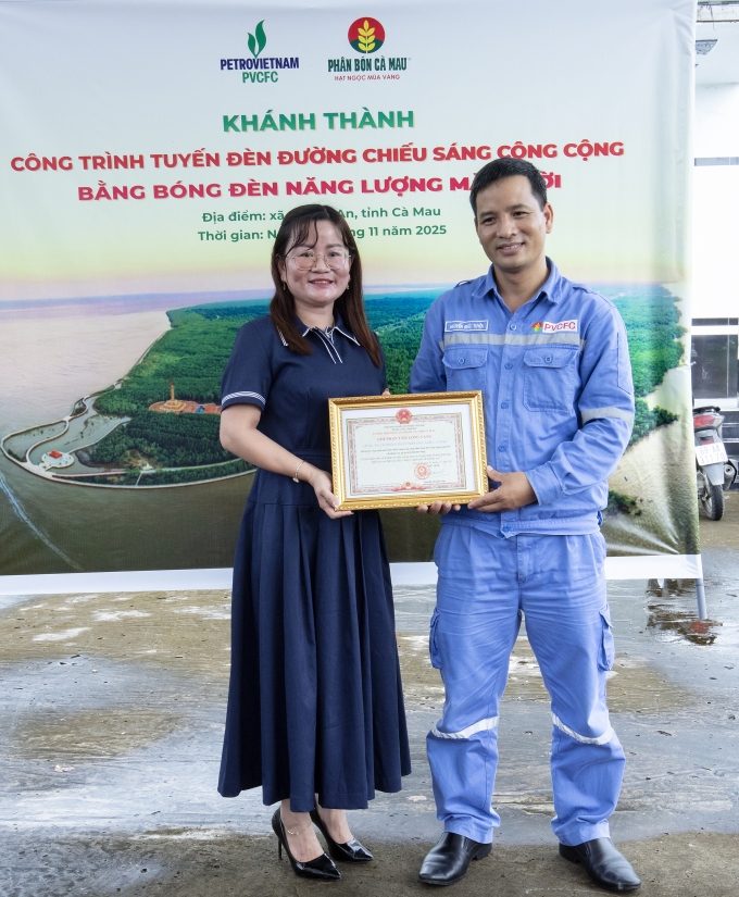 Đại diện UBND xã Khánh An (trái) trao giấy khen ghi nhận đóng góp của Phân bón Cà Mau cho địa phương. Ảnh: PVCFC