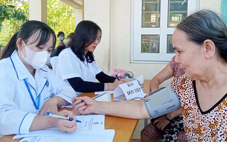 Khám sức khỏe đầu năm học chỉ 15.000 đồng/trẻ: Cần tăng đầu tư cho sức khỏe học đường - Ảnh 3.