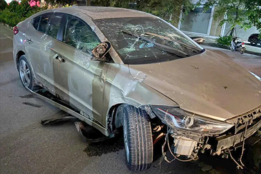 Chiếc xe bị hư hỏng nặng. lao vào đám đông.jpg