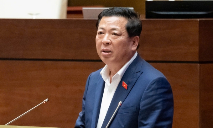 Bộ trưởng Xây dựng Trần Hồng Minh giải trình hôm 12/11. Ảnh: Media Quốc hội