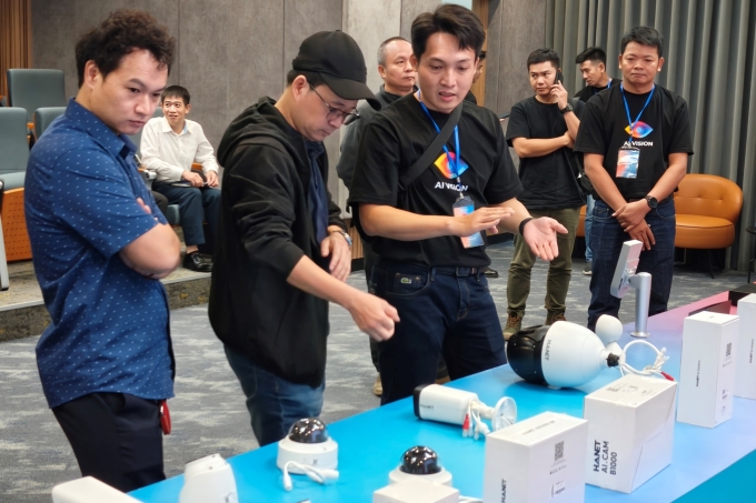 Người dùng trải nghiệm các sản phẩm camera Make in Viet Nam. Ảnh: Trọng Đạt