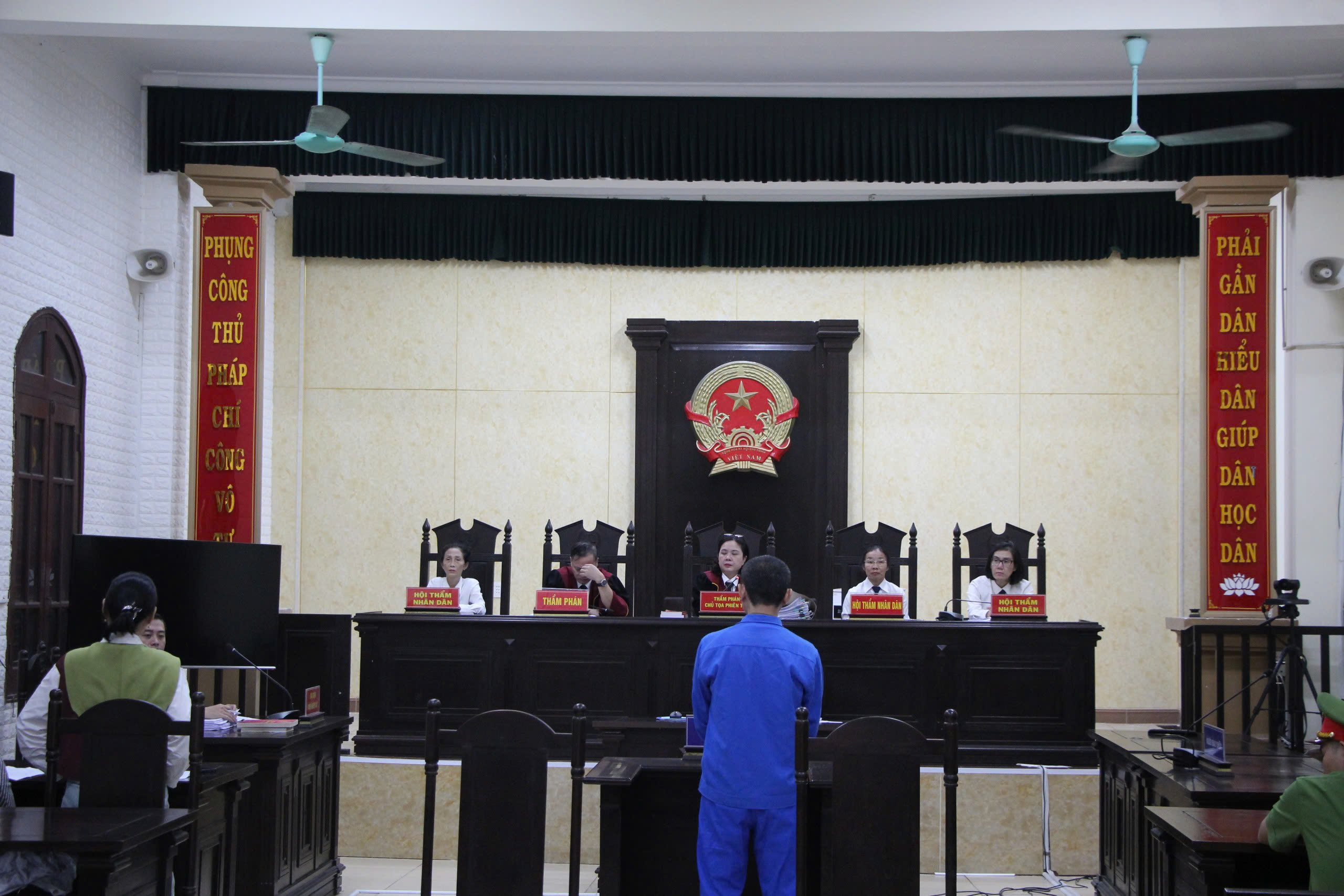 Thợ làm giày lừa đảo 645 triệu đồng vì khoe quen Chánh án TAND TP HCM - Ảnh 2. Thợ làm giày lừa đảo 645 triệu đồng vì khoe quen Chánh án TAND TP HCM - Ảnh 2.