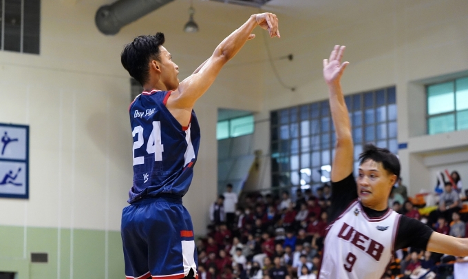 Duy Phát (số 24, xanh) ném ba điểm trong trận TDTU gặp UEB, tại nhà thi đấu Bách Khoa, Hà Nội hôm 10/11. Ảnh: NUC