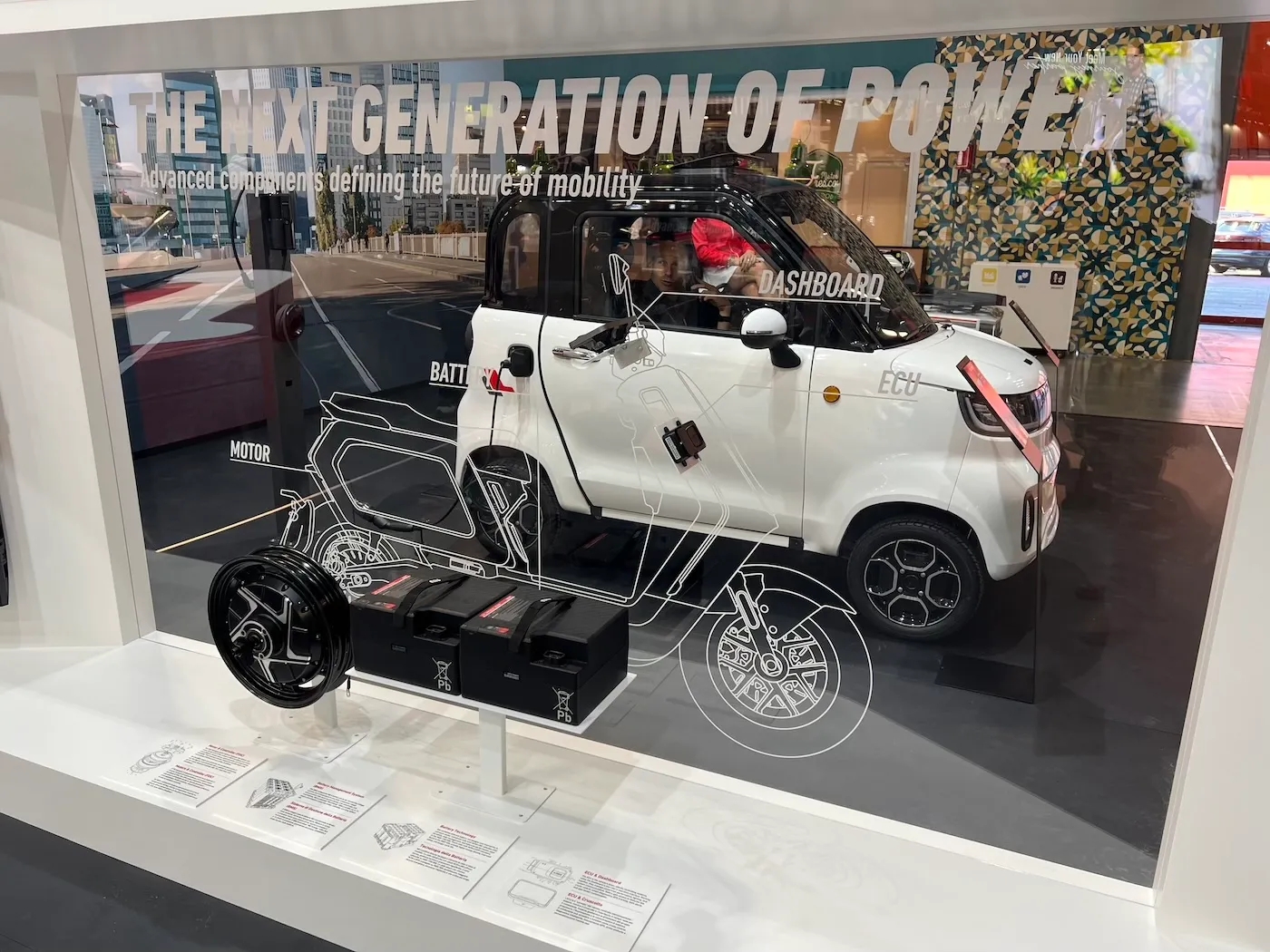 Ô tô điện mini có thể điều khiển với bằng lái xe máy, chạy 140km/sạc khi lắp thêm pin phụ - Ảnh 2.