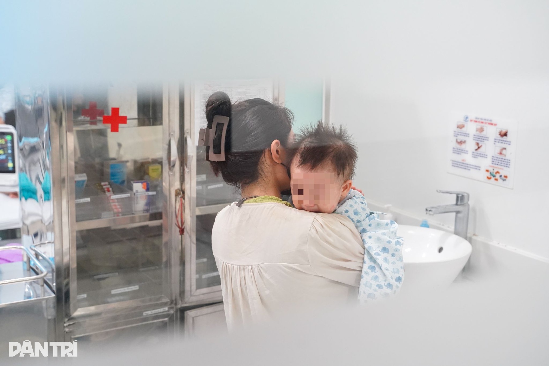 Hà Nội: Trẻ nhập viện vì cúm tăng vọt, bác sĩ căng mình ngăn biến chứng - 7