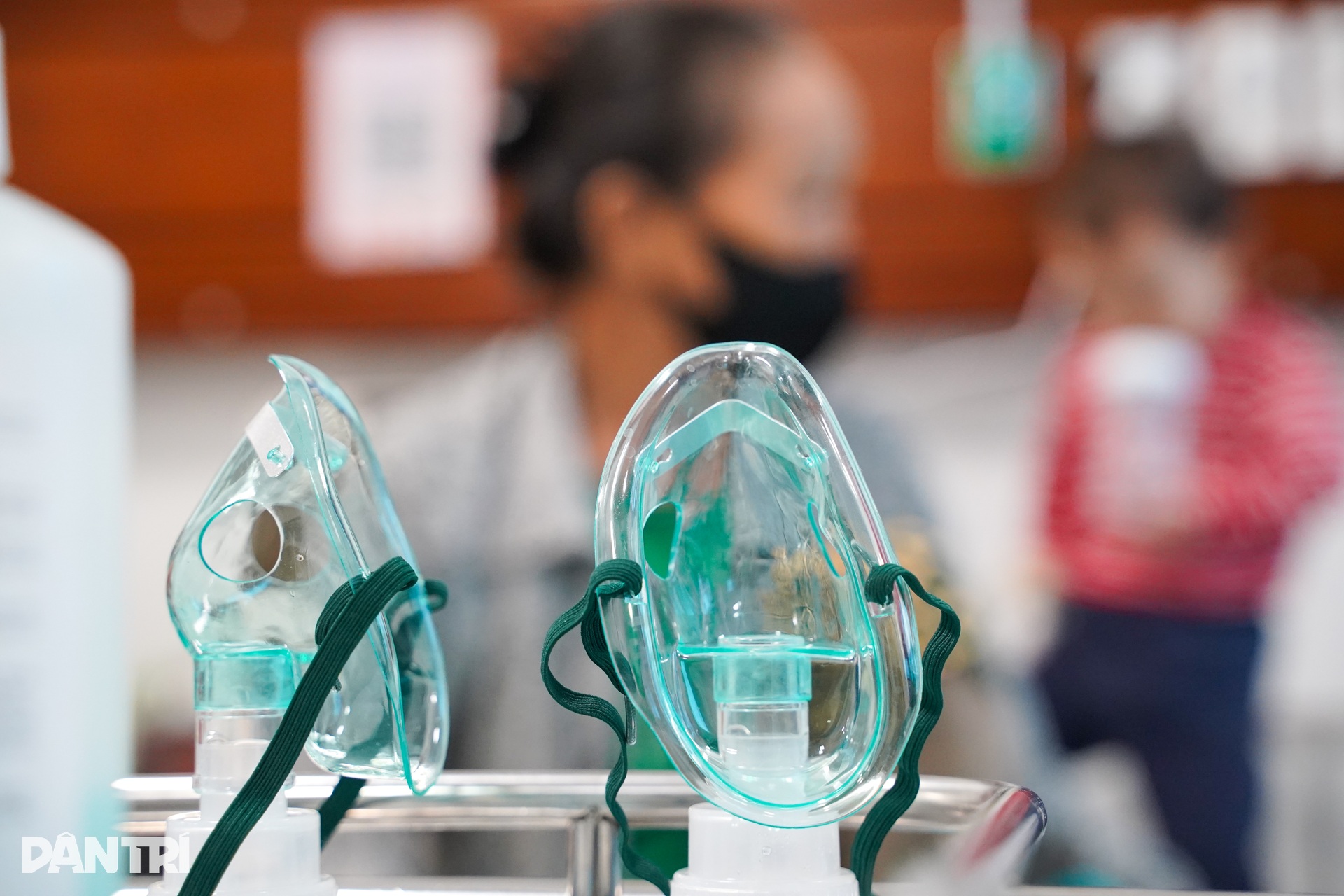 Hà Nội: Trẻ nhập viện vì cúm tăng vọt, bác sĩ căng mình ngăn biến chứng - 10